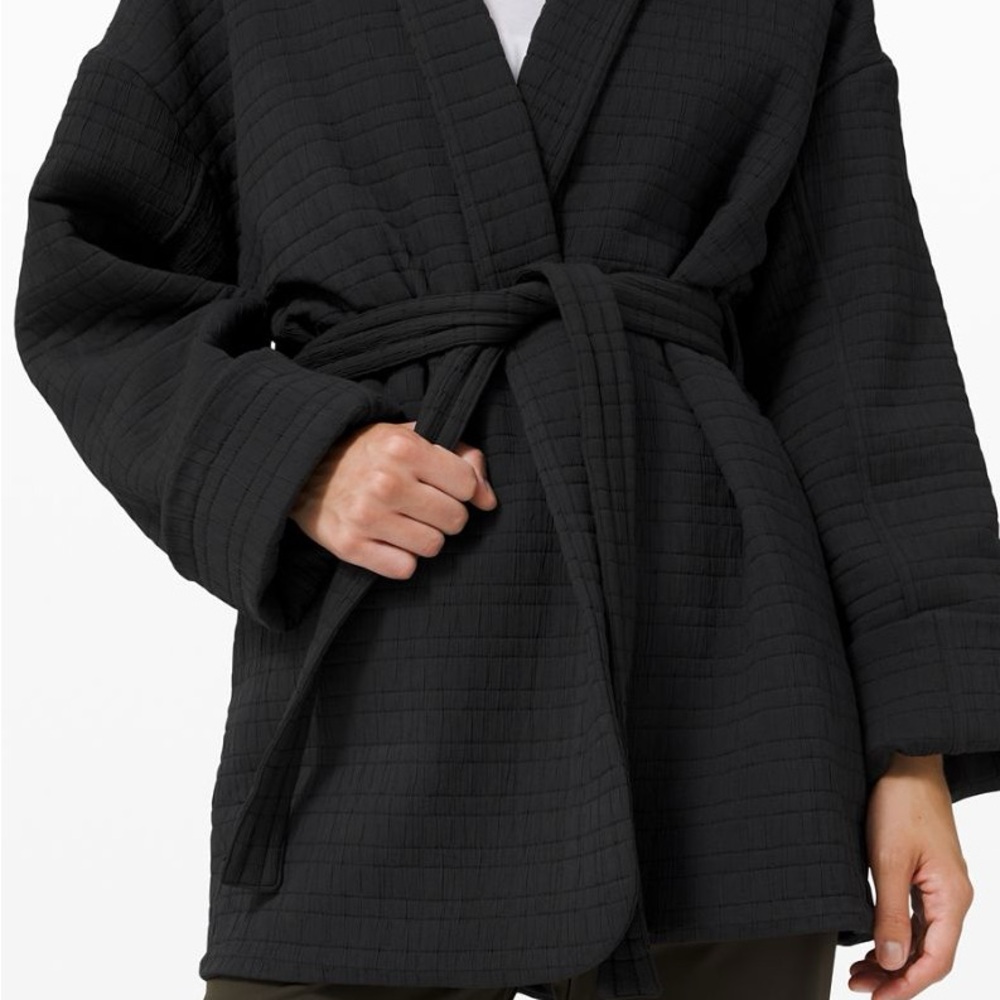 Lululemon Serene Travels Wrap
DESIGNED FOR ON THE MOVE Size 2 - Picture 4 of 7